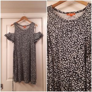 Cold Shoulder dress in patterned blue and white